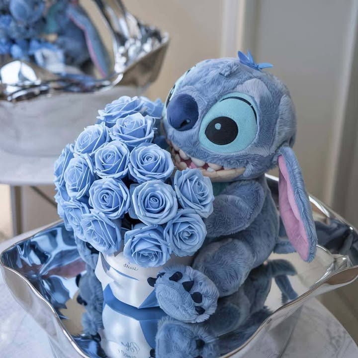 🌸💙 Stitch Gift Set – Cute Flower Bouquet & Stitch Kettle Home Decor Bundle